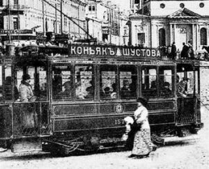 Реклама коньяка Шустовых на трамвае. Фото с сайта history-ryazan.ru.